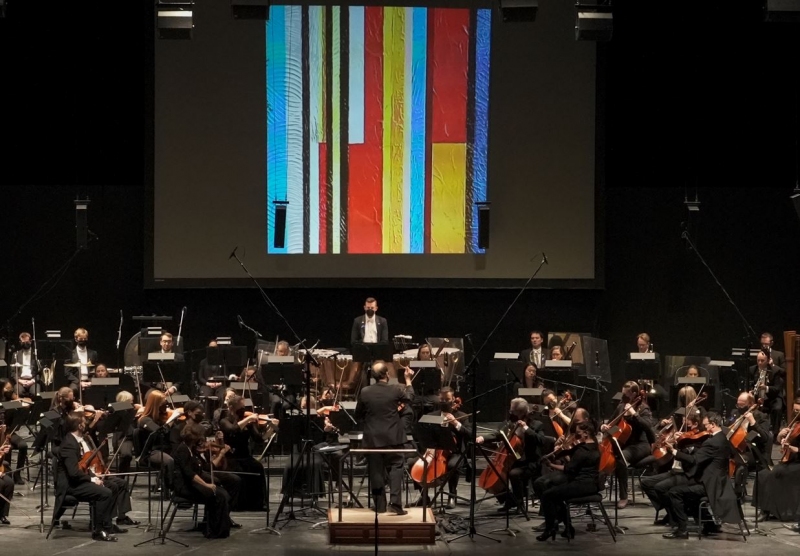 The collaboration of Anna Schwartz and Shirley Elias culminated with the Winnipeg Symphony Orchestra's performance of <i>Scheherazade</i> and the projection of images that represent how Schwartz, a synesthete, sees the music as it is played by the orchestra. (photo: Chronic Creative)