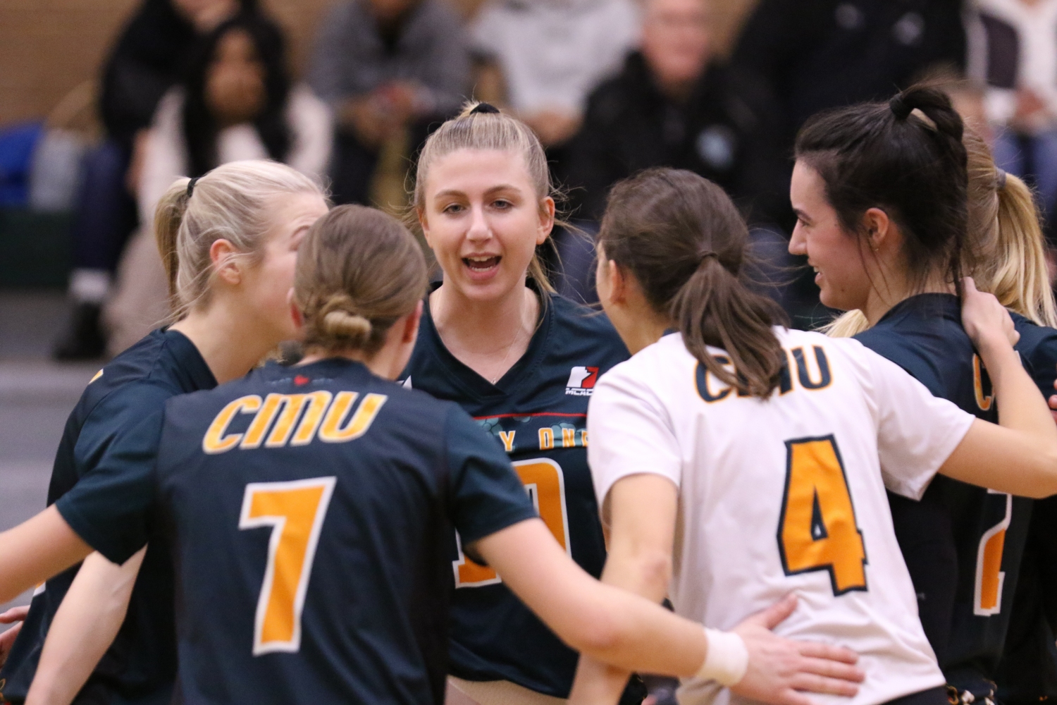 De Jong (centre) celebrates with teammates after a big point De Jong (centre) celebrates with teammates after a big point